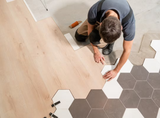 artisan entrain de poser du carrelage