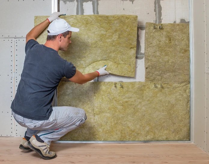 artisan entrain de poser de la laine de verre